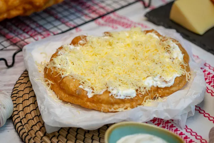 Fokhagymás-sajtos-tejfölös lángos – a nyári konyha klasszikusa