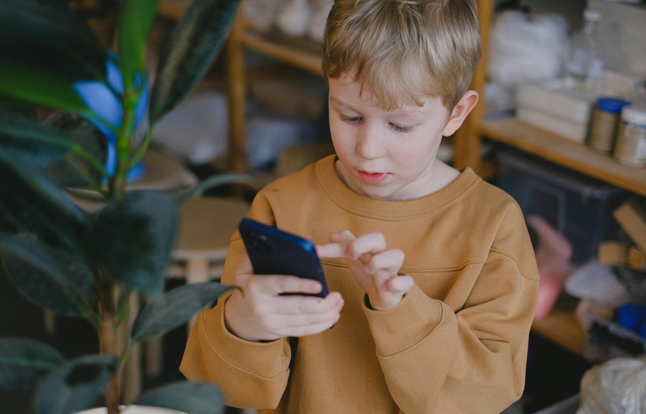 Gyermek mobiltelefonnal