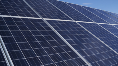 Közintézmények pályázhatnak napelemes energiatermelésre és -tárolásra