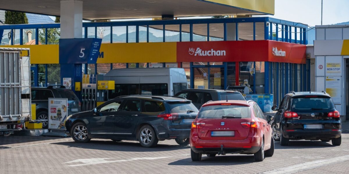 Történelmi csúcson a benzin ára a romániai töltőállomásokon