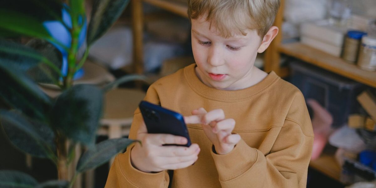 Tizenöt éves korig korlátoznák a közösségi média és a mesterséges intelligencia használatát