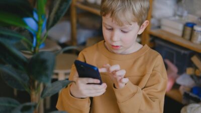 Tizenöt éves korig korlátoznák a közösségi média és a mesterséges intelligencia használatát