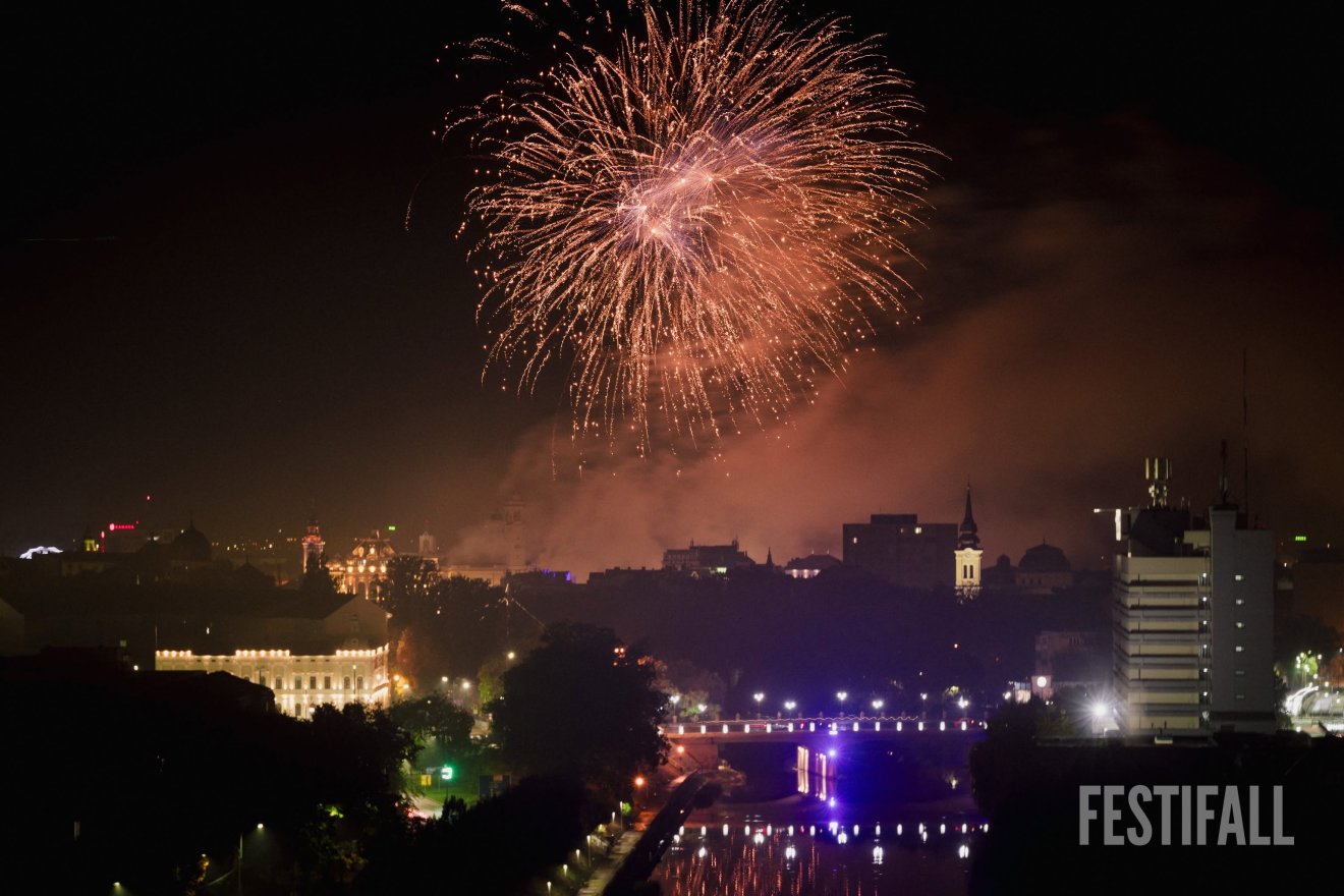 Tűzijáték a nagyváradi városháza felett a FestiFall zárásán