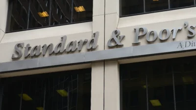 Hajszálnyira a bóvlitól: az S&P megerősítette Románia besorolását, de a negatív kilátás marad