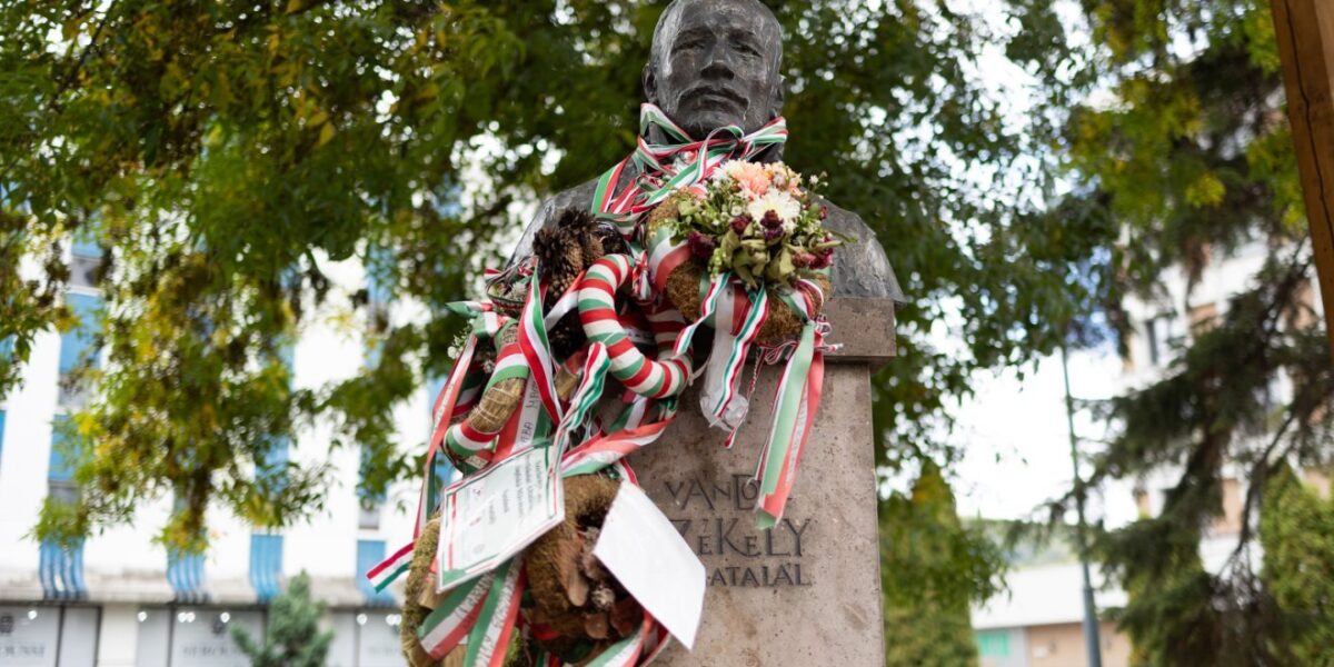 Fellebbez Székelyudvarhely: nem mond le a Vándor székely szoborról az önkormányzat