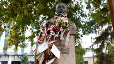 Fellebbez Székelyudvarhely: nem mond le a Vándor székely szoborról az önkormányzat