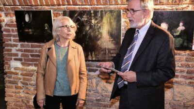 Holdfények, árnyak, tükrök: Manuela Holban kiállítása nyílt a kolozsvári Minerva-házban