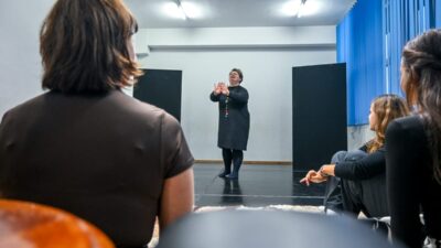 Színészkedés színészi ambíciók nélkül: drámakör felnőtteknek és gyerekeknek Udvarhelyen