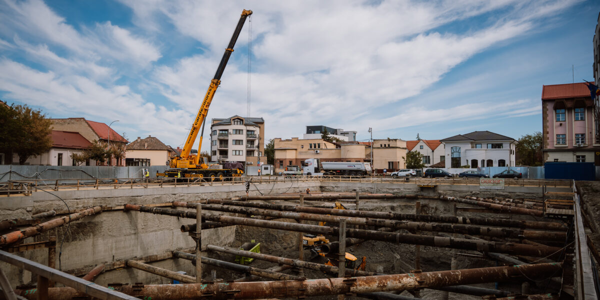 Betonozással folytatódik a marosvásárhelyi mélygarázs építése, de csak 2027 nyarára készül el
