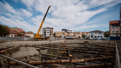Betonozással folytatódik a marosvásárhelyi mélygarázs építése, de csak 2027 nyarára készül el