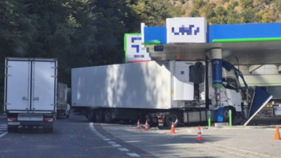 Benzinkútba rohant egy kamion az Olt völgyében, lezárták a DN7-est