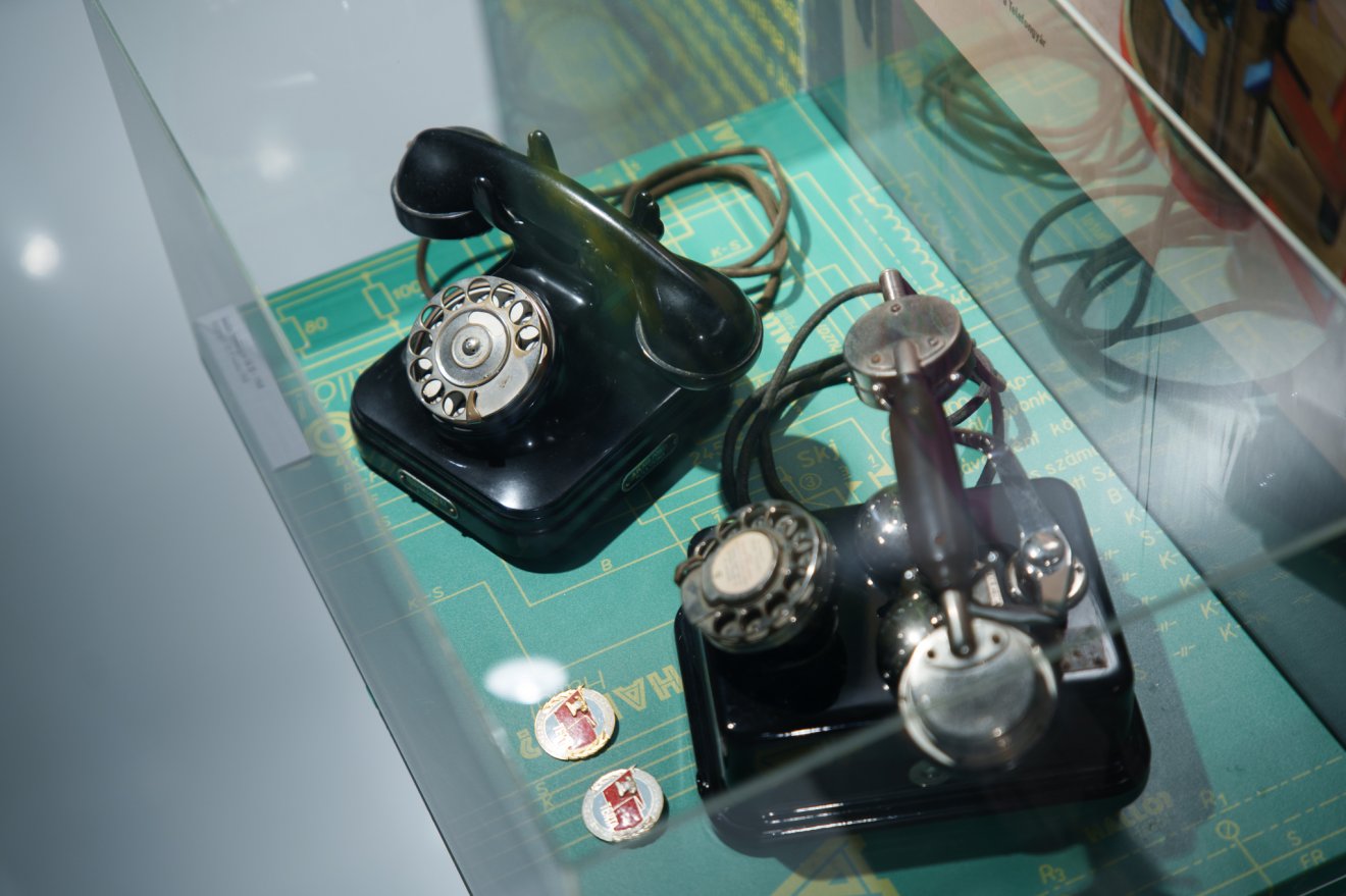 Régi telefonkészülékek a sepsiszentgyörgyi kiállításon
