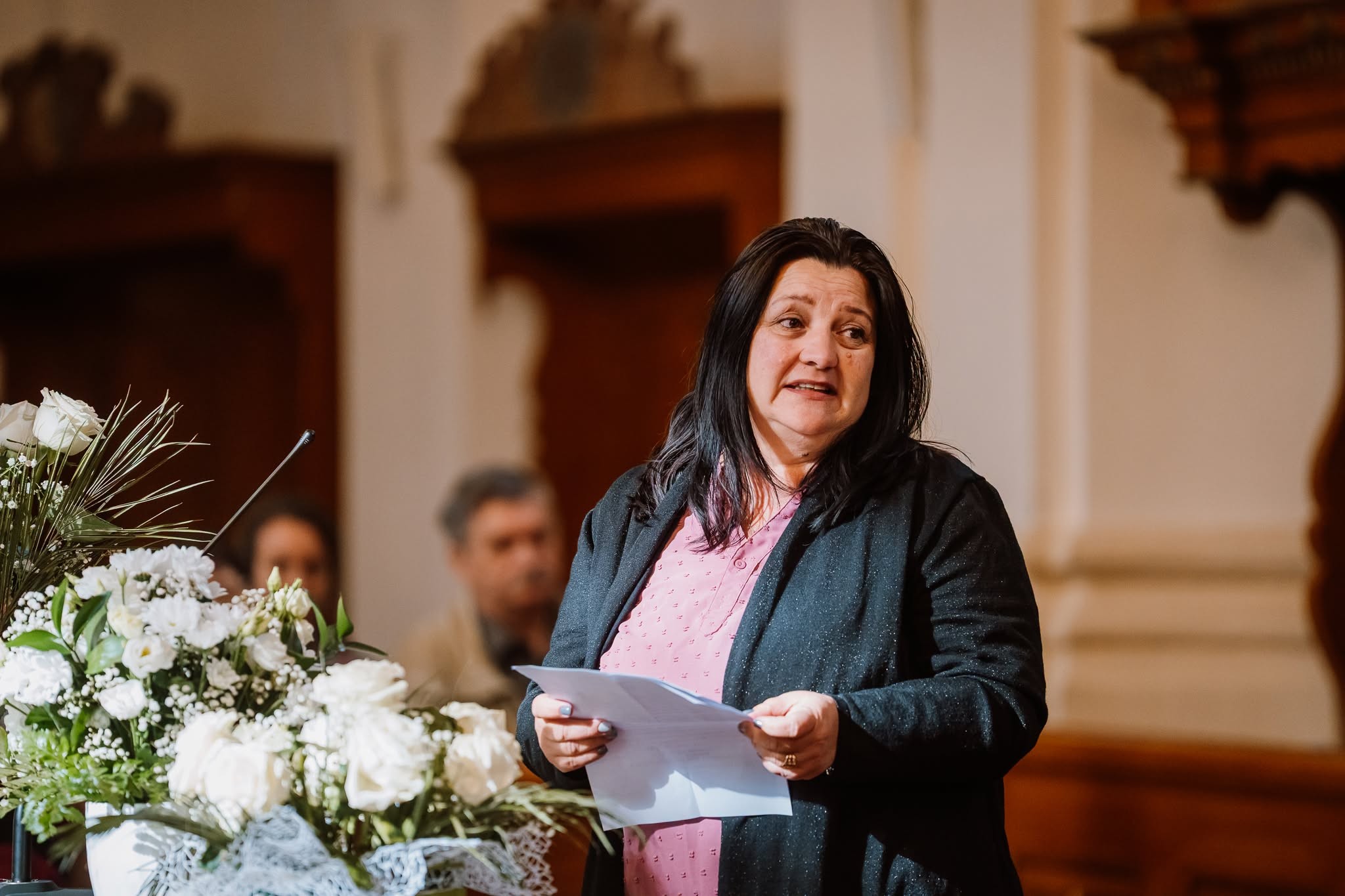 László Gabriella beszél az Ügyes Kezek Alapítvány ünnepségén